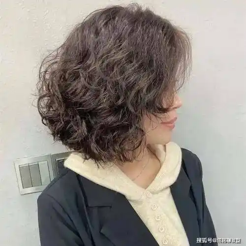 女人过了50岁尽量别留短卷发,推荐9款港风卷发,时髦大气又减龄