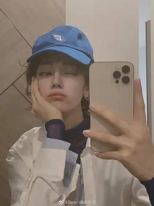 迪丽热巴更新微博晒了一组小蓝帽对镜自拍