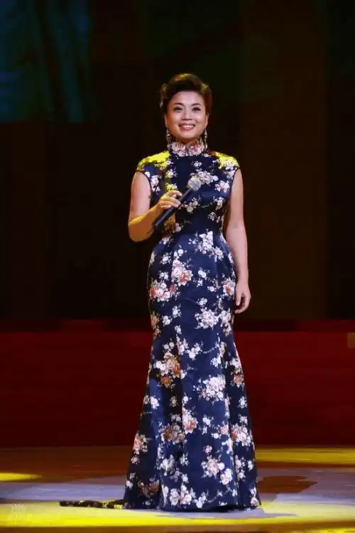 歌手张也太富态了,穿墨绿旗袍丰腴迷人,不故作甜美气质从没变!