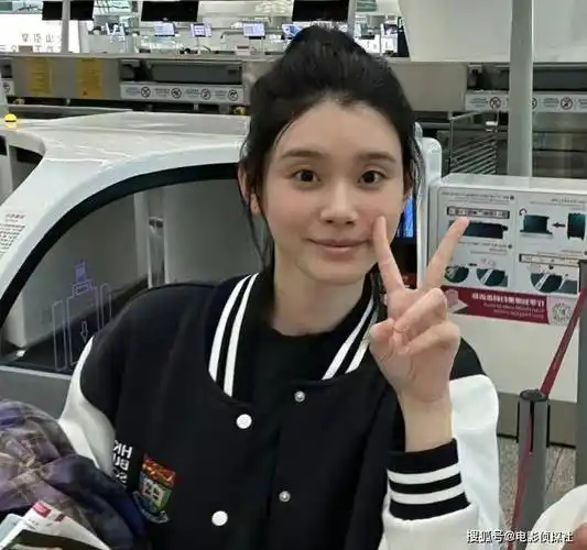 奚梦瑶身穿港大文化衫现身,素面朝天略显憔悴,两年学费高达88万_网友