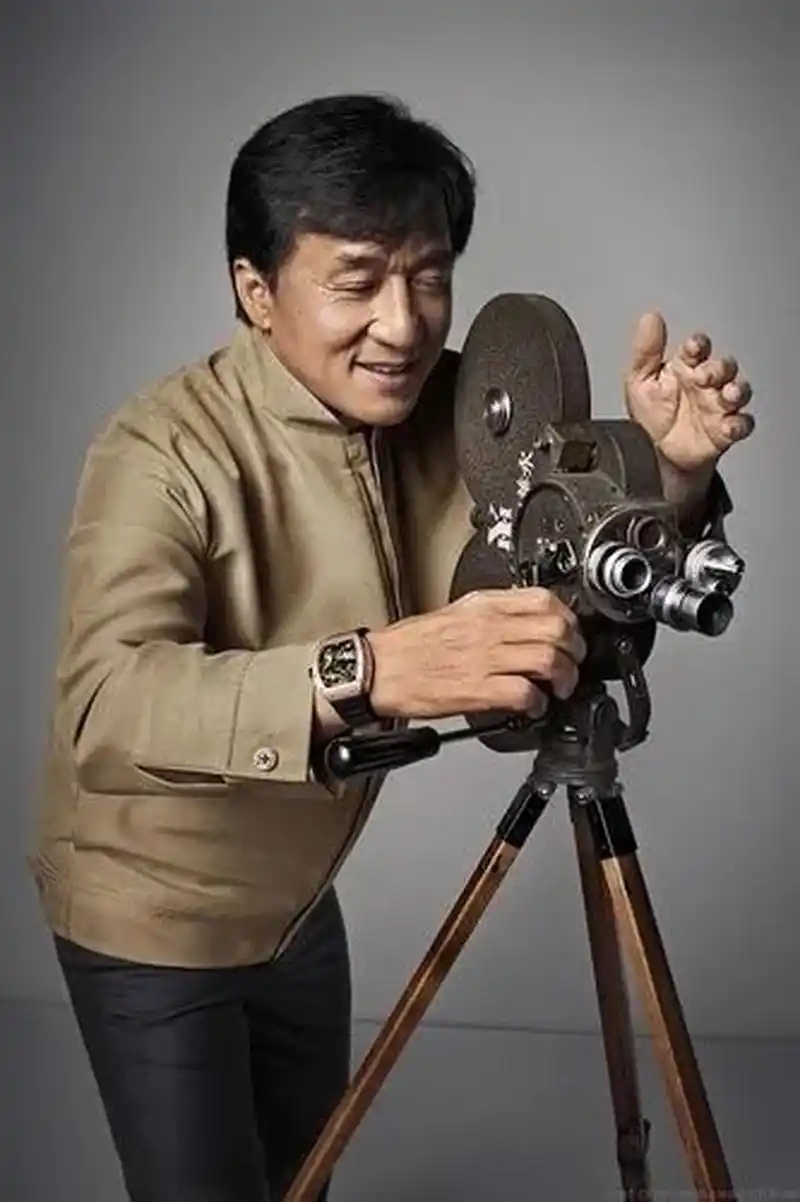 有网友说,成龙事业上已经达到顶峰,是世界巨星,还获得了奥斯卡终身