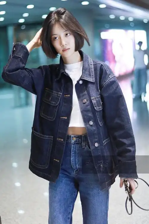 李溪芮穿牛仔外套内搭白色露脐装秀小腹身材高挑装扮显青春活力