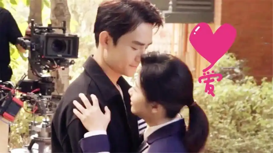 向风而行:谭松韵王凯片场拍吻戏,王凯招架不住,谭松韵太会亲了