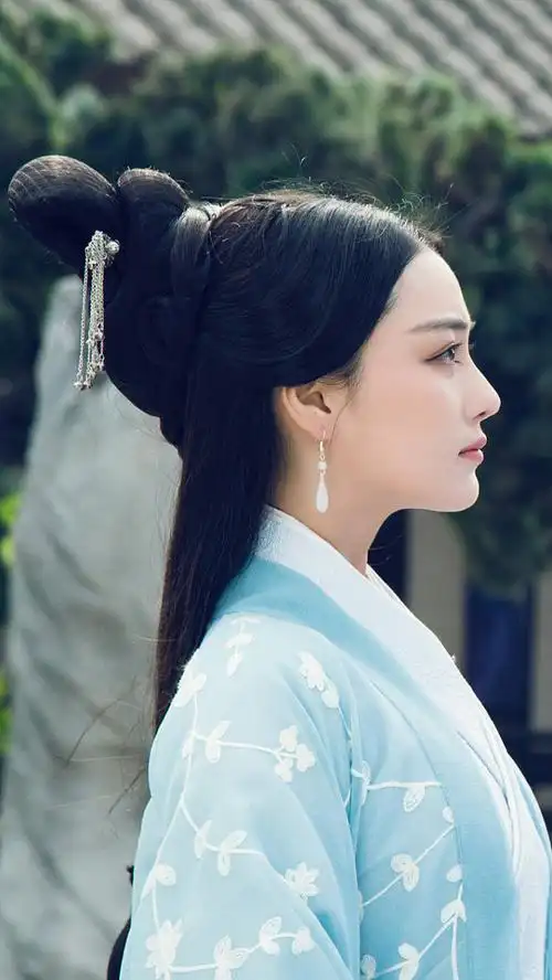 春之清灵从箐华如梦转采于2017-09-25 10:17:43张馨予思美人古风人物