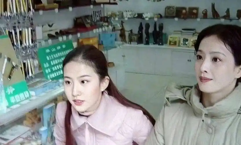 刘亦菲说自己是家里长的最丑的,看到她和妈妈的合照,我 .