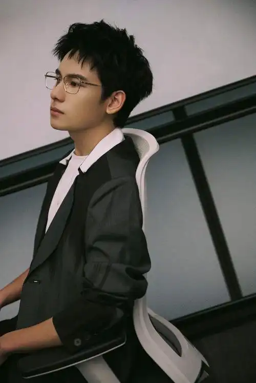 胡先煦个性写真,时尚眼镜杀,定格焦点时刻_高清图集_新浪网