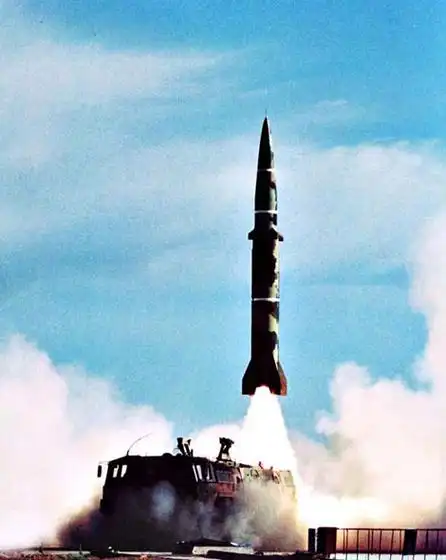 部队是解放军专职进行远程攻击的军种(图为东风-15型战术导弹发射)