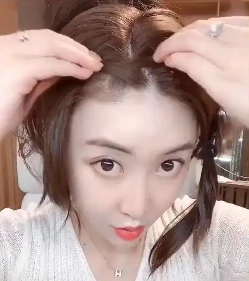 头发太碎扎完丸子头毛糙的很 学一招把刘海扎起来体验碎发全无