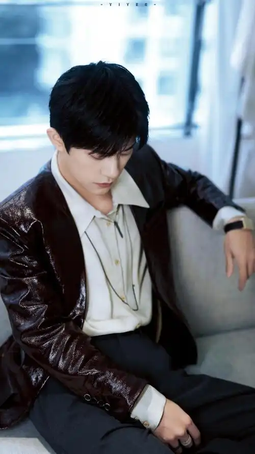 易烊千玺复古红皮衣##易烊千玺二三逢时戢鳞风起##vogue时尚之力驶後