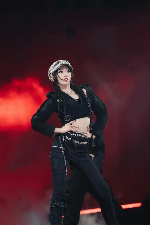 孟美岐超话·#孟美岐舞台2023#甜辣小岐@孟美岐