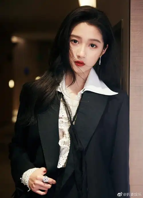 关晓彤白衬衫外搭黑西装,又酷又飒,满屏的大长腿……_高清图集_新浪网