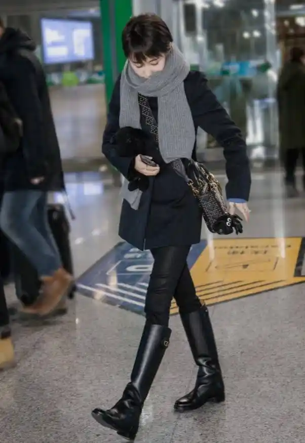 王子文有70斤吗紧身皮靴被她穿出宽松的感觉真怕靴子掉了