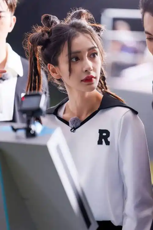 杨颖工作室在社交平台分享了一组杨颖的清爽少女感美照,照片中杨颖穿