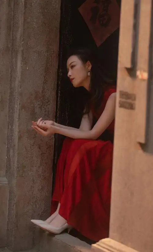 流金岁月朱锁锁倪妮同款红色连衣裙秋冬修身显瘦法式复古背心裙子