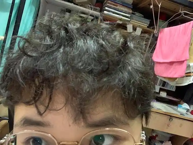 tony你睡了吗我反正睡不着三七纹理烫发失败我怀疑理发师根本不会烫发