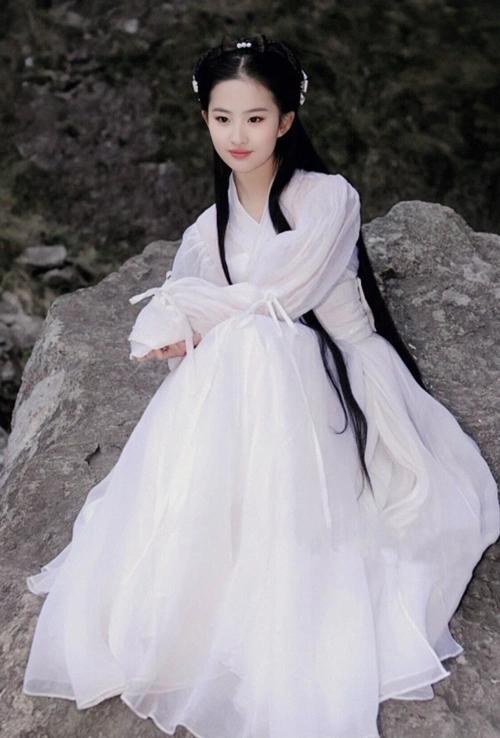 刘亦菲《神雕》剧照曝光 雨中骑马画面唯美