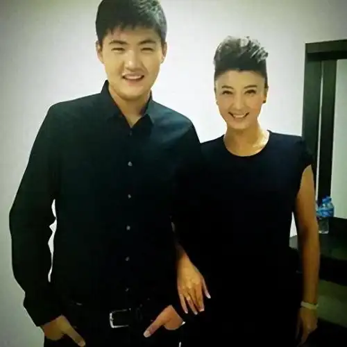 回顾闫学晶嫁大10岁二婚富商46岁高龄产女继女的选择让人泪目