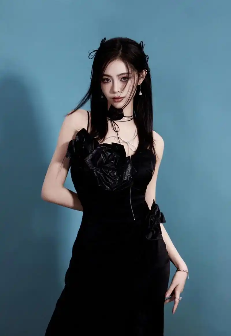 许佳琪黑色吊带长裙写真,身材婀娜性感,美腿玉足水嫩诱人,真是一只