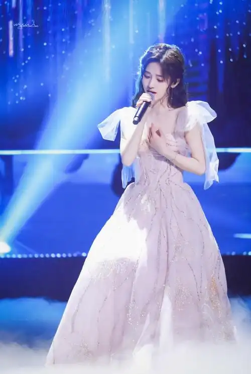 鞠婧祎飘逸纱裙微露香肩 深情演唱肤白貌美明艳动人_新浪图片
