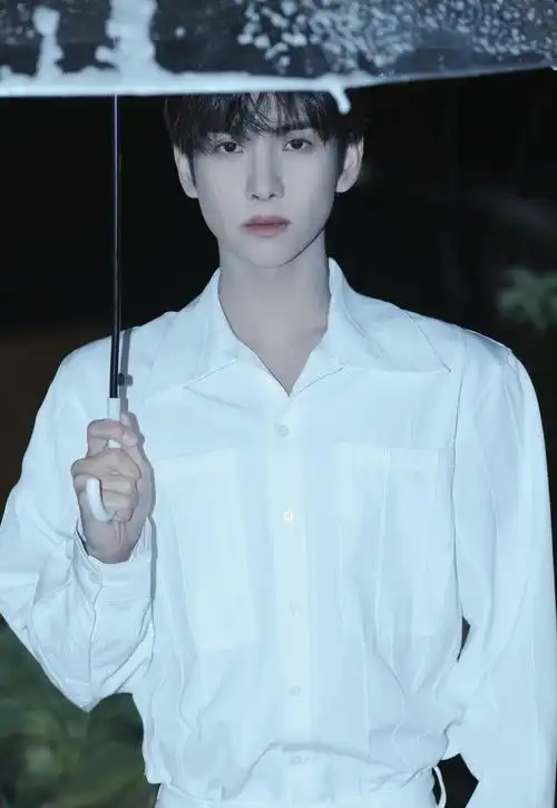 郑繁星撑伞氛围感大片!高级感白色系穿搭,自带忧郁清冷气质__财经头条