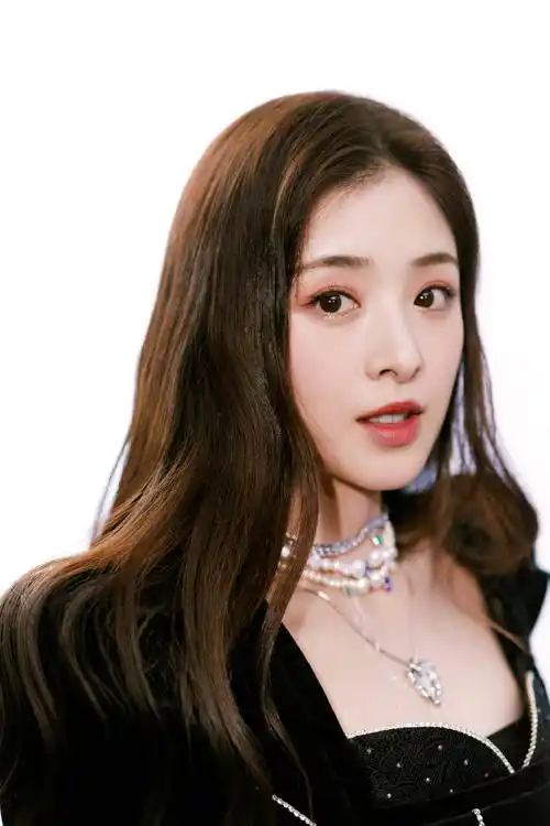 张含韵晒黑天鹅风格写真照穿百褶短裙秀纤细美腿