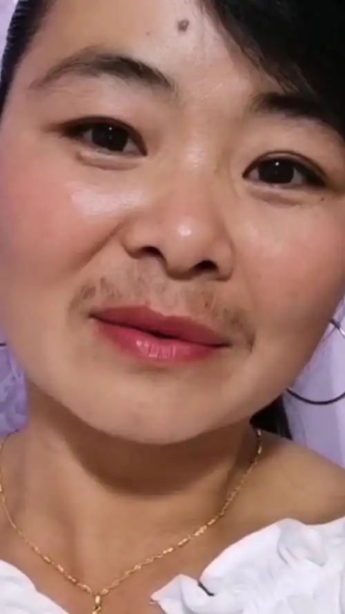 谁说只有男人才能长胡子?女人一样能长想哪长就哪长