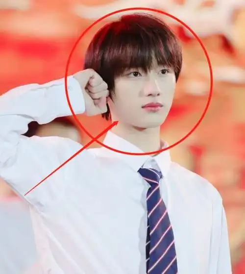 丁程鑫参加学校典礼生图引热议站学生堆里真实颜值如何很显然