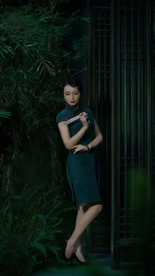 走进烟雨江南留下一个寂寞而凄美的背影