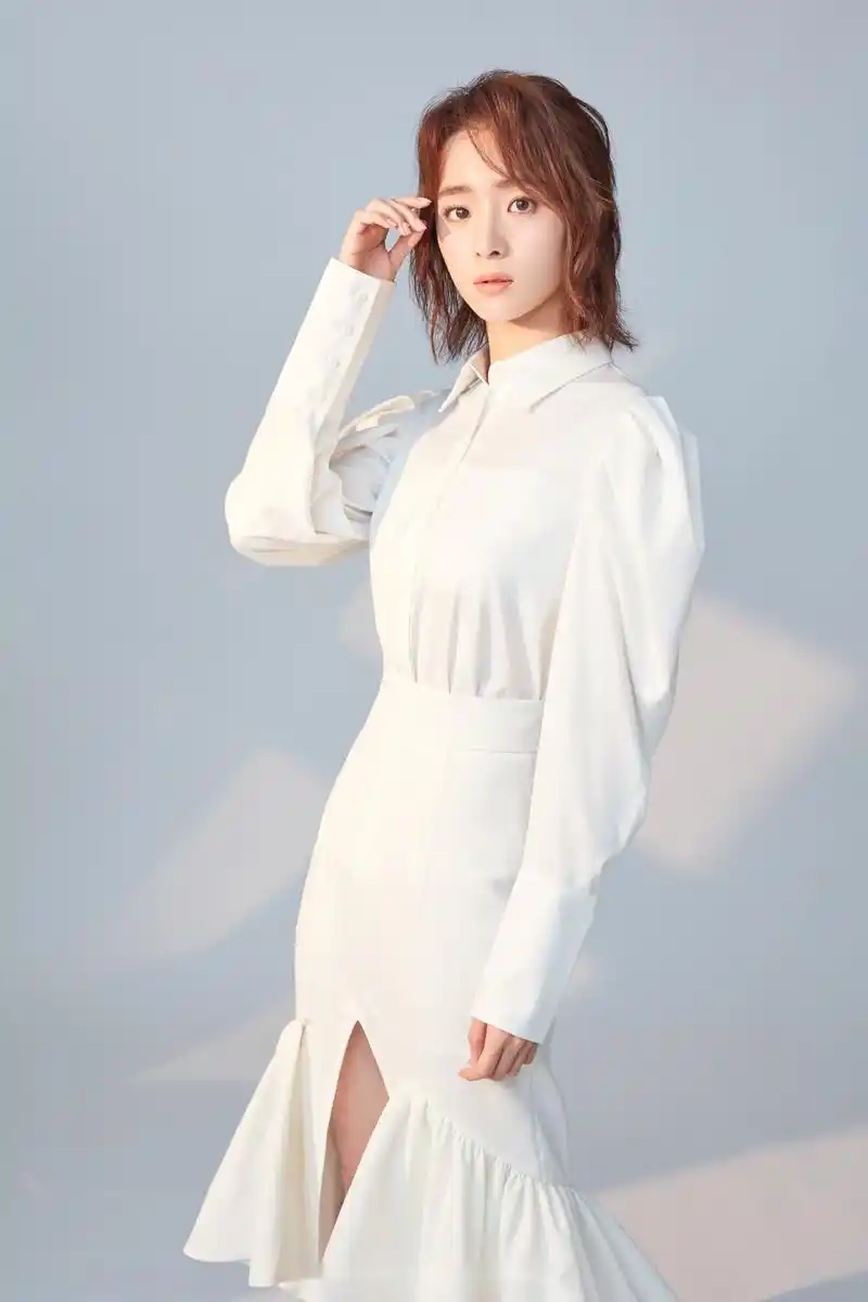 近日,气质小花胡冰卿曝光一组白色衬衫系连衣裙写真