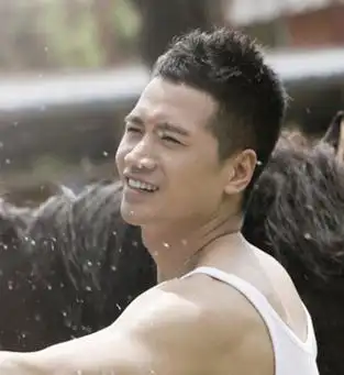 深邃的五官轮廓,在没有刘海的遮掩下更加优雅迷人,帅气的毛寸平头,青