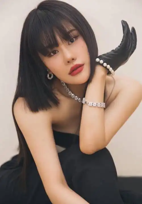 袁娅维是个不靠外貌取胜的女星,尽管在娱乐圈中,她的身材并不算出类