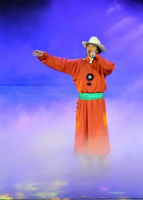 布仁巴雅尔演唱《牧歌》.