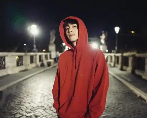 的邓伦来说,严格的身材管理使他穿衣显瘦,脱衣有肉,妥妥的八块腹肌啊!