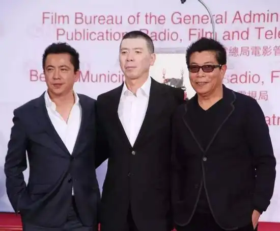 从左至右依次为王中磊,冯小刚和王中军.