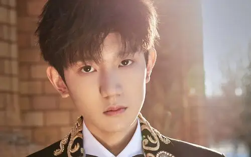 王源冷峻帅气写真图片桌面壁纸