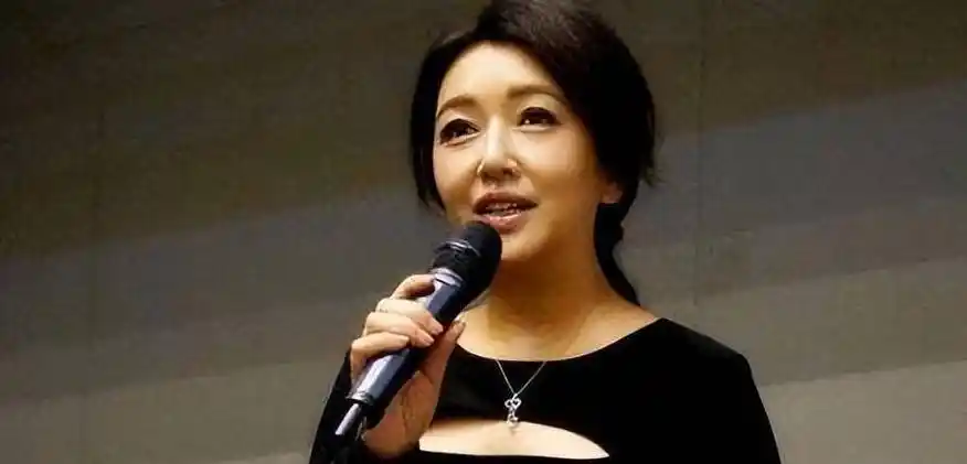 恋上小15岁二线演员,今前任却红得发紫_靳东_江珊_工作