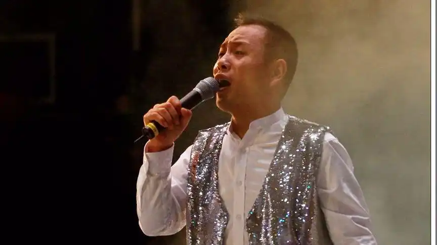 唱哭了无数子女,祁隆含泪一首歌献给妈妈,听到心酸好听极了!