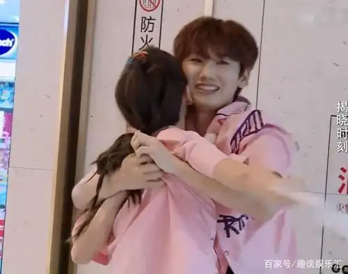 跑男:baby汪苏泷撕名牌,看到两人的架势和状态,黄晓明不管管?