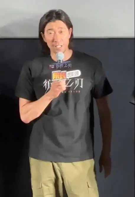 王千源一家3口被偶遇,14岁女儿长相酷似父亲,妻子漂亮又时髦!