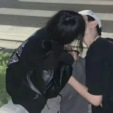 ins真人接吻情头想我就要说出来放在心里又不会涨利息_情侣头像_我要