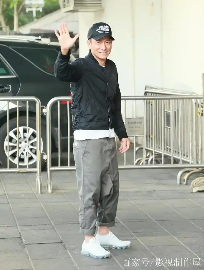 天王刘德华休闲装帅气现身与观众们打招呼,目测这裤子要火了!