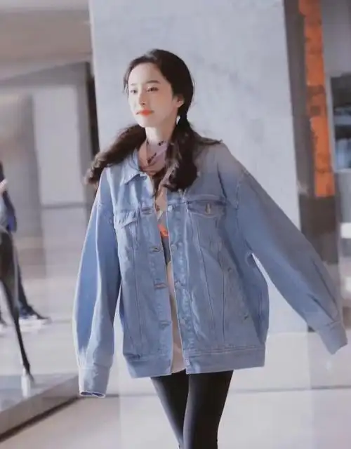 杨幂这自拍姿势太牛了穿露脐装戴25万大金表躺草坪上优雅十足