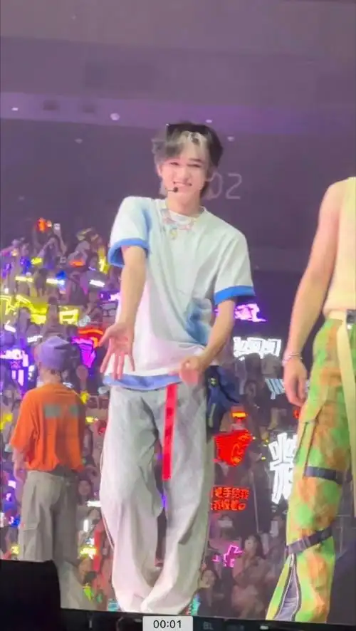 宋亚轩在手心里画了爱心