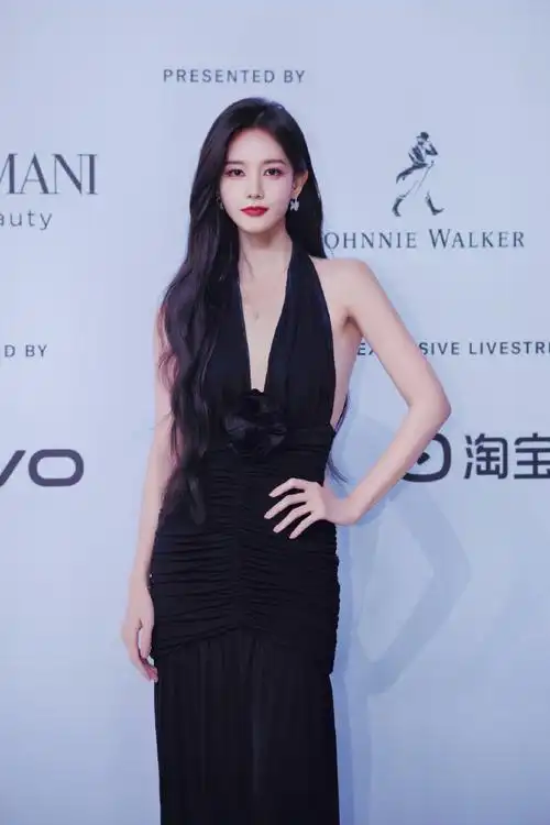 李一桐超话昨晚的@李一桐q化身复古女郎,度过了美妙难忘的夜晚,感谢