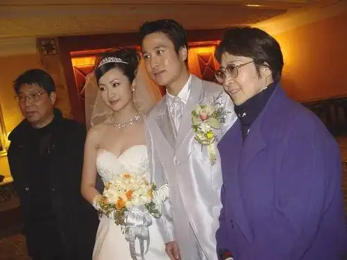 图文祁宏举行婚礼徐根宝夫妇和祁宏夫妇合影