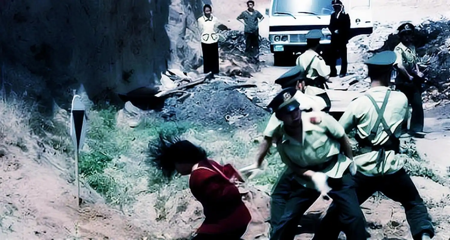 武警已经扣动了扳机,子弹穿过了女犯人的身体,击得她头发飞扬!