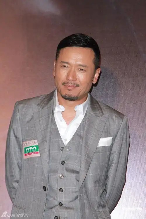 苗侨伟赞黄日华女儿 弃股票改买黄金保值_新浪图片