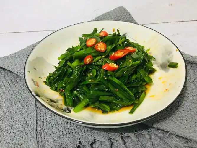 美味的凉拌韭菜