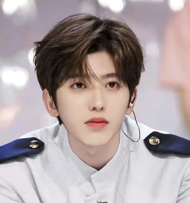 蔡徐坤用打火机为女选手庆生,粉丝:王源教你抽烟了?