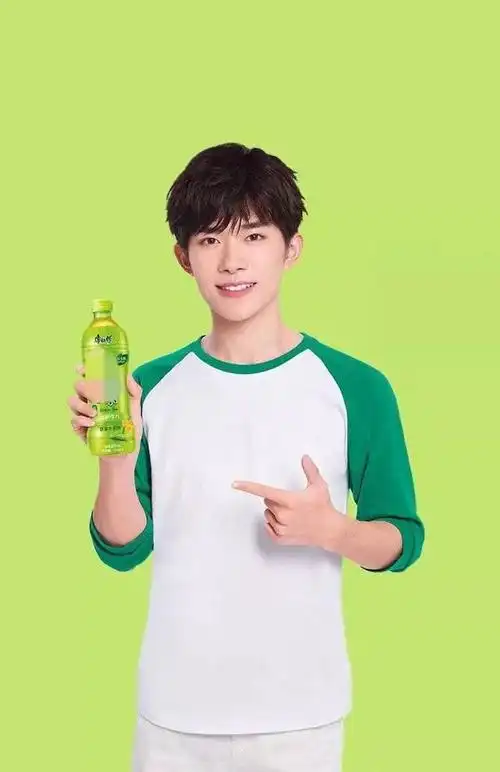 易烊千玺新代言造型以绿色为主像极了他和王俊凯王源参加春晚的造型